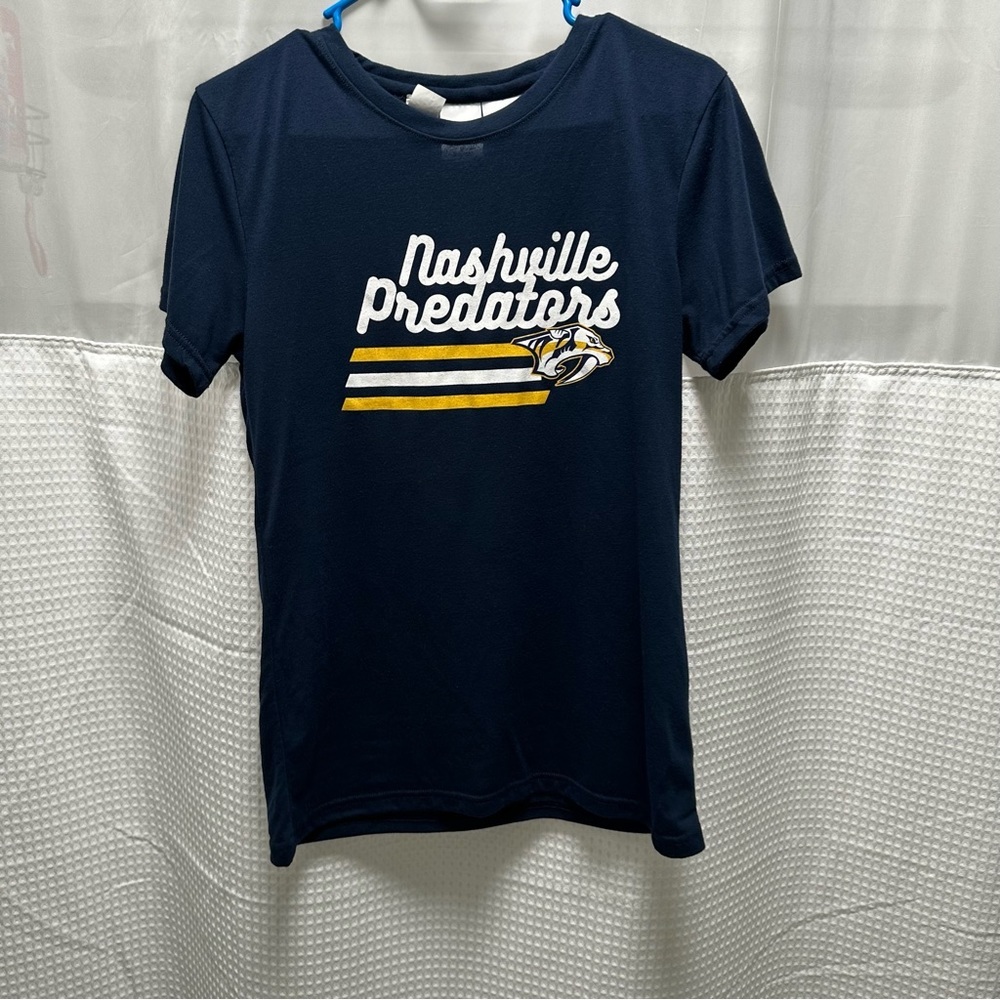 Nashville Predators womens tee shirt med